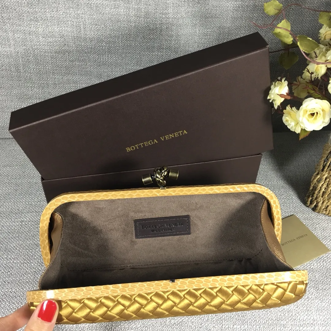 8651 Large Classic Dinner Bag ~~~Snake leather with ribbon ~~~Dense and slippery, not easy to fluff, can hold iPhones of all sizes! Size: 25cm*9.5cm*4cm